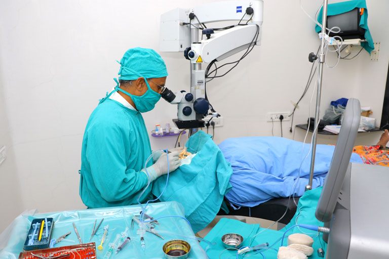 Eye surgery at the operating microscope